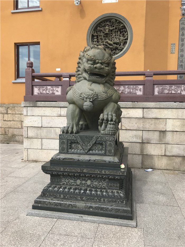 青石獅子